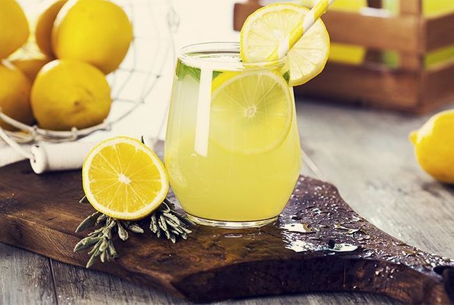 Cette astuce permet d'extraire le jus d'un citron sans couteau ni presse- agrumes… Fini