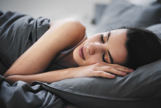 Voici l'astuce très coquine des Français pour mieux dormir (et elle approuvée par une neurobiologiste)