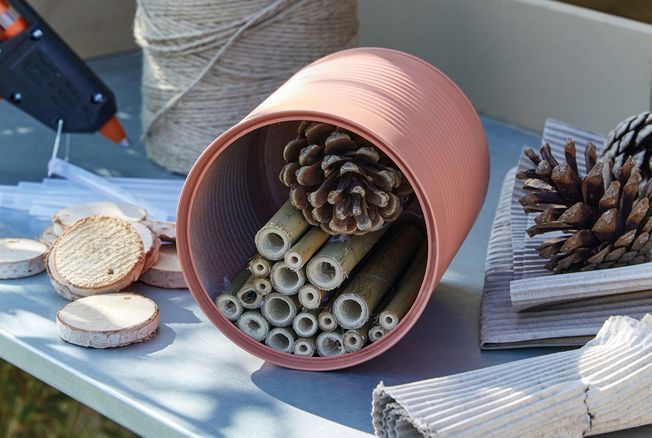 Voici comment construire facilement une adorable maison pour abeilles avec une simple boîte de conserve