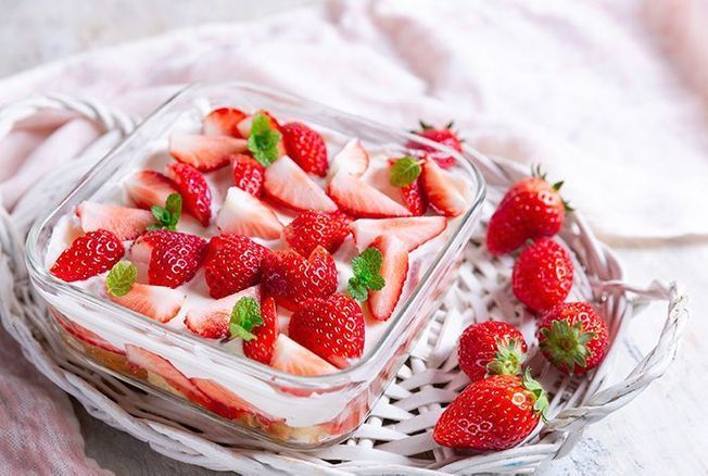 Cyril Lignac dévoile les secrets de son tiramisu aux fraises, léger et aérien, c’est le dessert le plus alléchant du printemps