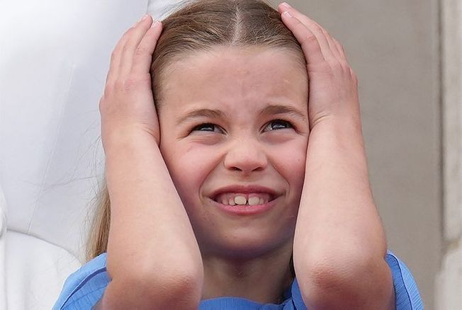 L’adorable nouvelle coiffure de la princesse Charlotte à la piscine… La fille de Kate et William est toute mignonne avec ce style parfait en été