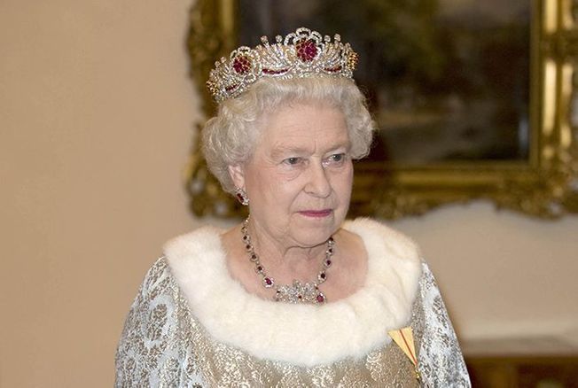 Elizabeth II : sa couronne est incrustée d'un diamant maudit, l'un des plus  gros au