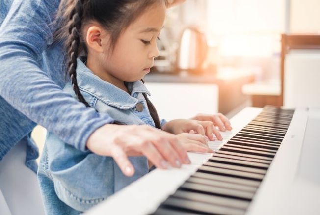 10 raisons pour lesquelles votre enfant devrait apprendre à jouer de la  guitare - Centre De Musique Diplomate
