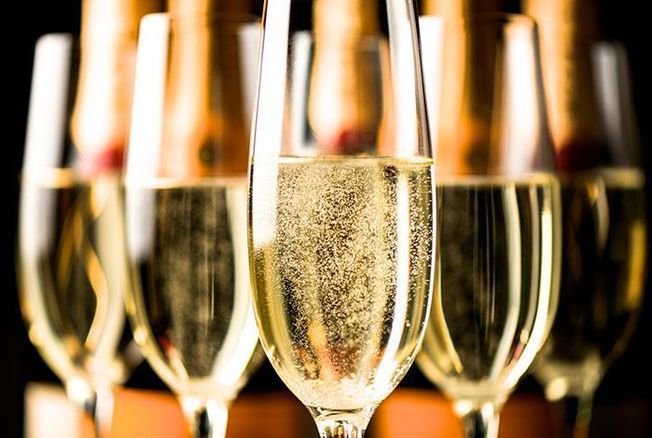 Foire aux vins 2022 : voici les 4 meilleurs champagnes à petits prix à acheter pour les fêtes, selon des experts