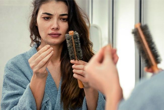 Perte de cheveux saisonnière : voici comment l’éviter, selon une experte