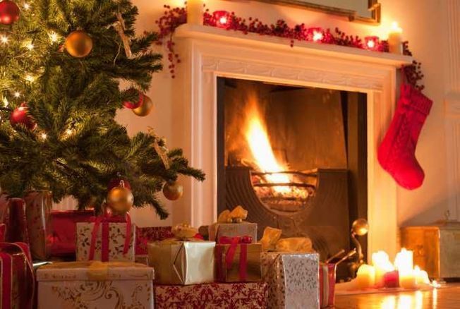 Noël 2022 : trois inspirations pour décorer votre cheminée