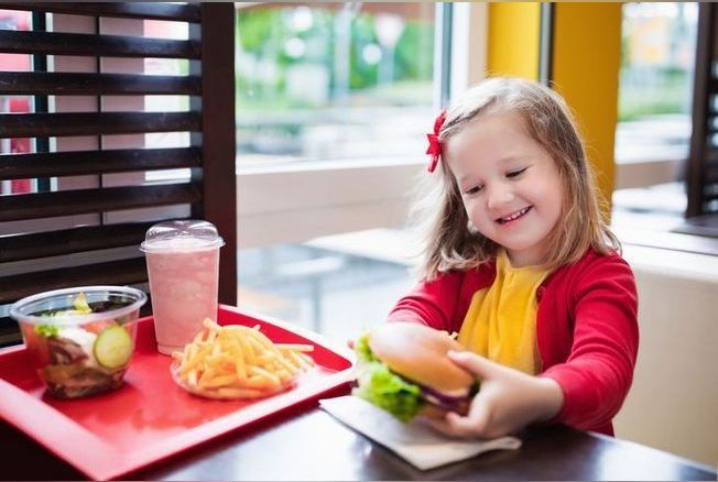 Une association alerte sur les menus pour enfants beaucoup trop caloriques dans les fast-food