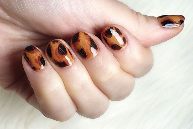 Tortoiseshell Nails : voici de quelle façon porter le nail art écailles de tortue pour être tendance cet automne