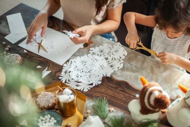 Déco de Noël : réalisez des flocons géants à suspendre grâce à ce DIY TikTok