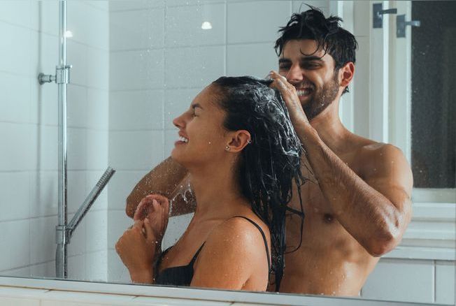 Hommes ou femmes : qui sont ceux qui se lavent le plus souvent les cheveux ?