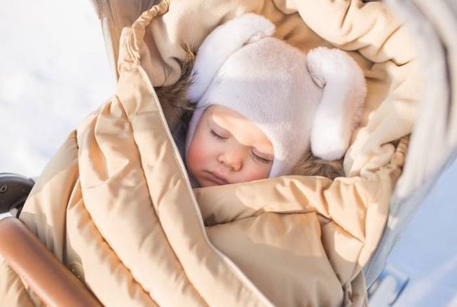 Parents : comment bien couvrir et protéger bébé du froid en hiver ?