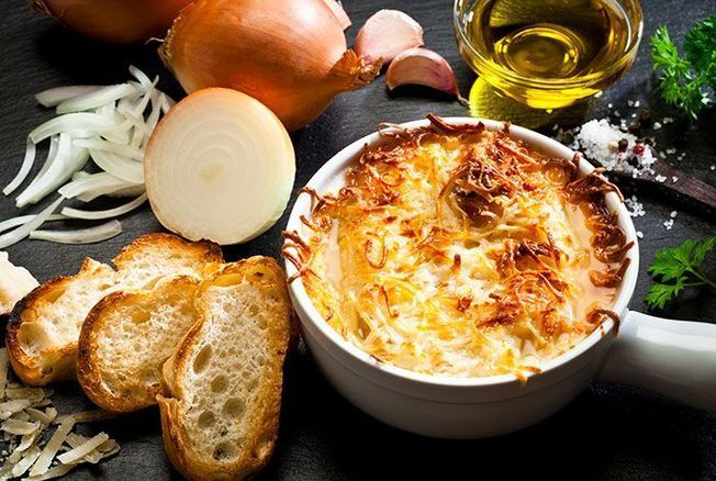 Philippe Etchebest dévoile les secrets de sa soupe à l’oignon, un plat pas cher et parfait pour se requinquer après les excès des fêtes