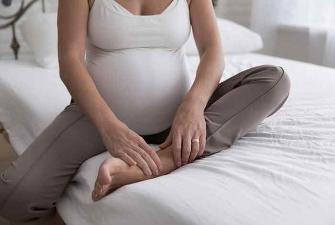 Grossesse : les pieds des femmes enceintes peuvent s'allonger, voici pourquoi