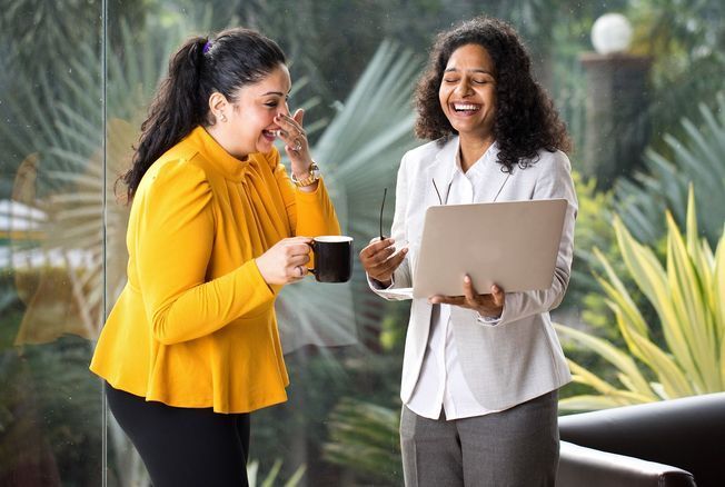 Amitié au travail, comment se comporter ? 