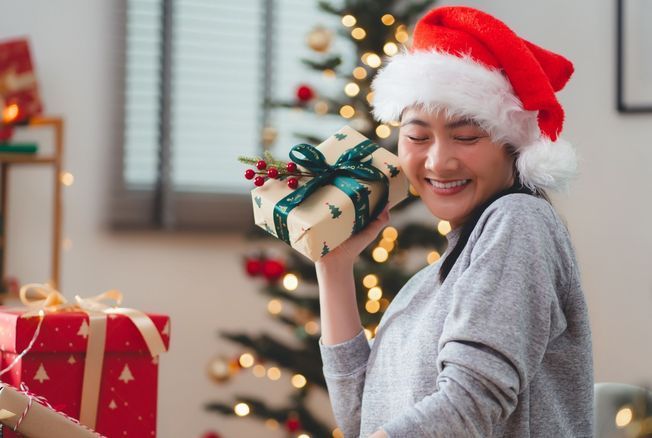 Voici pourquoi certaines personnes secouent leurs cadeaux avant de les  ouvrir, selon une étude