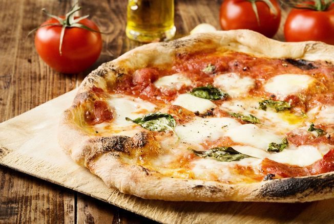 Cyril Lignac dévoile la recette de sa pâte à pizza maison et son secret pour qu’elle soit parfaitement croustillante