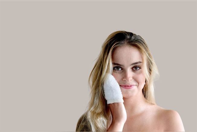 Le gant démaquillant, exfoliant et nettoyant qui change la donne pour votre skincare !
