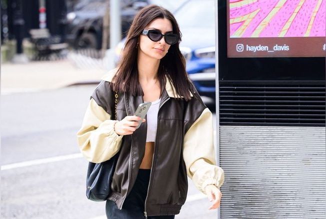Emily Ratajkowski fait sensation avec sa bague de divorce