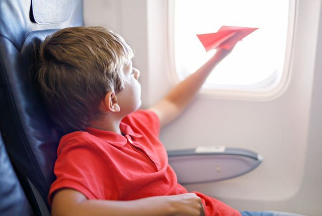 Voyage en avion : compotes, biberon… quelles affaires de mon enfant puis-je garder en cabine ?