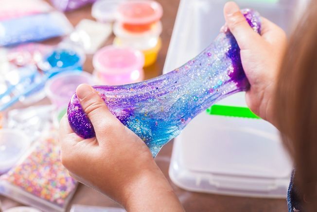 Comment fabriquer soi-même le slime, avec lequel les enfants adorent  s'amuser ?