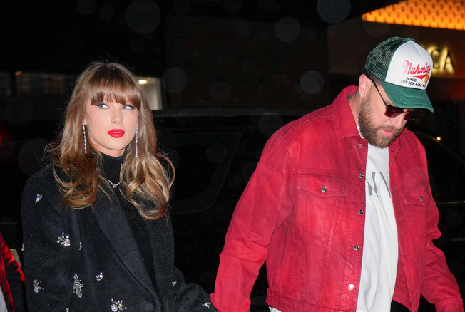 Taylor Swift sublime au bras de son compagnon Travis Kelce : la chanteuse  ose le « manteau-