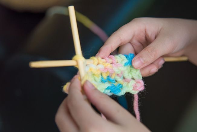 Tricot, punch needle, broderie.. à partir de quel âge proposer ces activités manuelles aux enfants ?