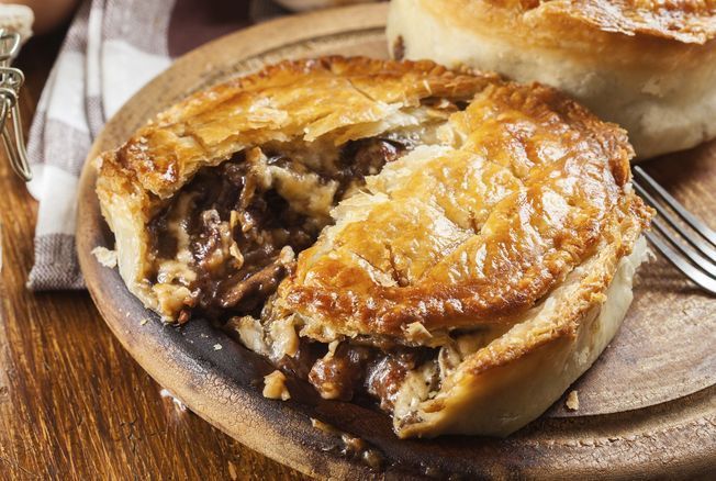 Cyril Lignac remet au goût du jour le pithiviers, cette pâtisserie charcutière du 17e siècle, un plat parfait pour changer du croque-monsieur