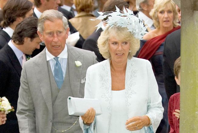Charles III et Camilla fêtent leurs noces de porcelaine : la reine éblouit dans une robe esprit mariée
