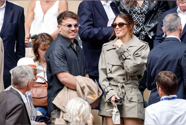 Iris Mittenaere fait sensation dans une robe-trench aux côtés d'Antoine  Dupont