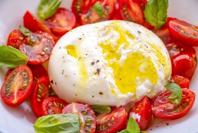 Tomates-mozza : voici comment Laurent Mariotte cuisine ce grand classique de l’été et ce n’est certainement pas comme nous