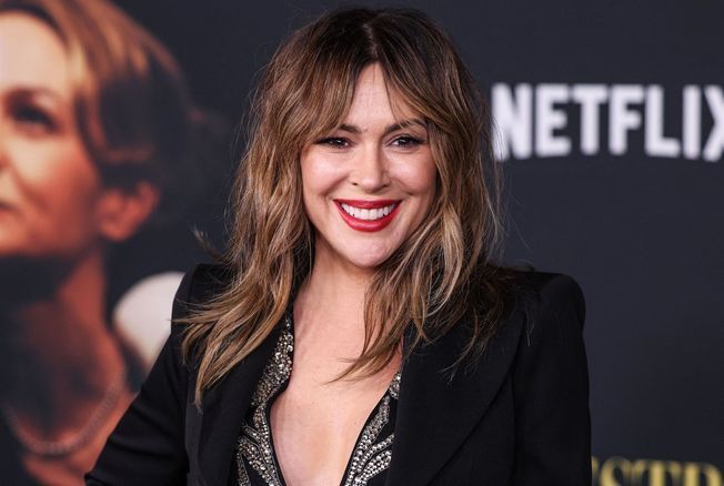 Alyssa Milano évoque son besoin de retirer ses implants mammaires : « Je  les croyais nécessaires pour