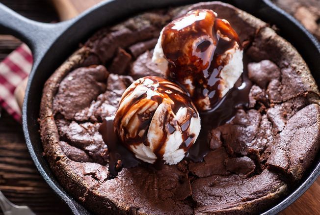 Un fondant au chocolat cuit dans un poêlon à raclette : voici le dessert le plus fou de l’hiver 2026