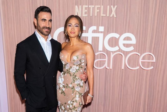 Dans une naked dress aux accents bucoliques, Jennifer Lopez sublime un look de marie sur le Dans une naked dress aux accents bucoliques, Jennifer Lopez sublime un look de marie sur le